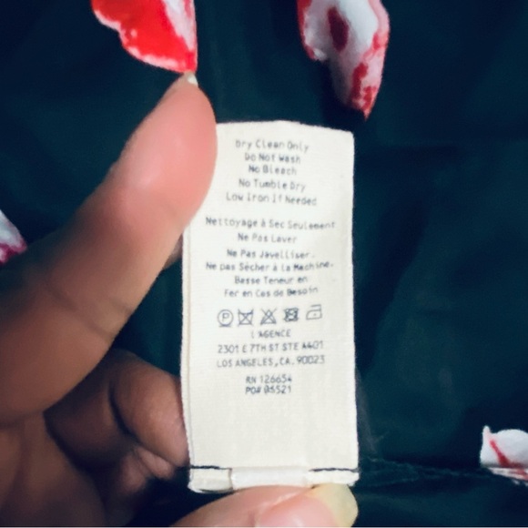 NWT L'AGENCE Tyler Holly Lip Print Long-Sleeve Silk Button Down Shirt - Size XS - Picture 13 of 16